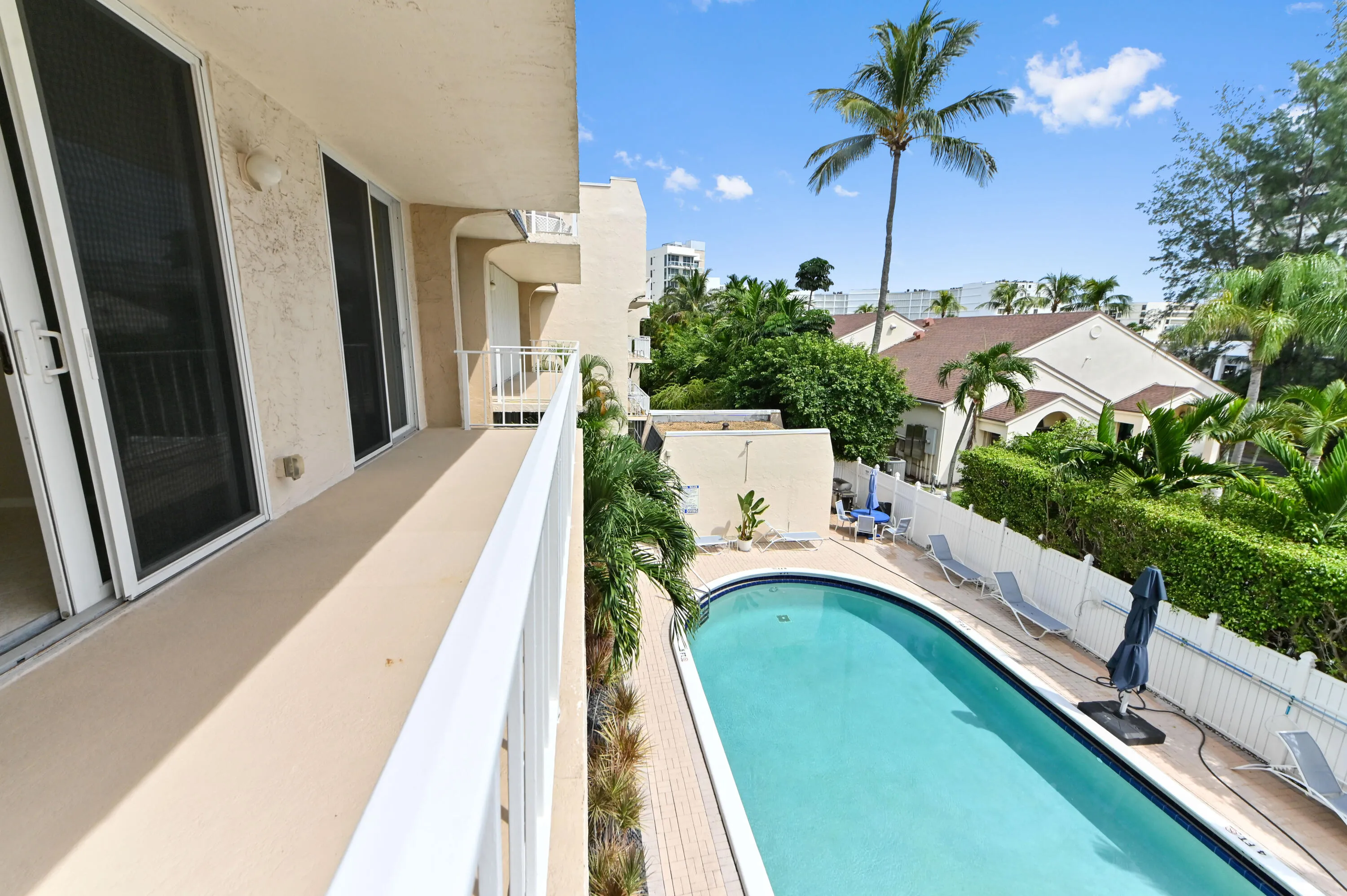 24 balcony 02