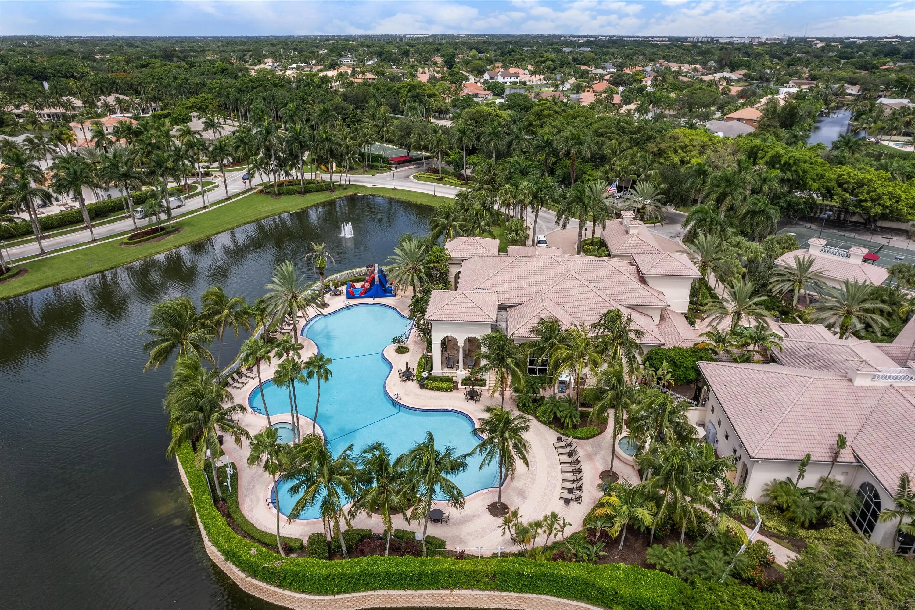THE HAWKS LANDING CLUB HOUSE IDEAL FOR ENTERTAINING, PRIVATE PARTIES AND HEATED LAGOON STYLE RESORT POOL AND JACUZZI!