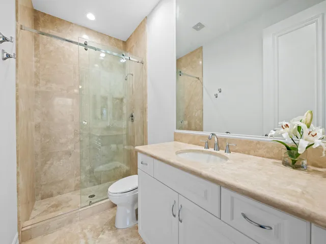 Private En-Suite Bath 6