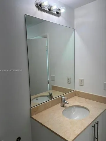 entry 1/2 bath