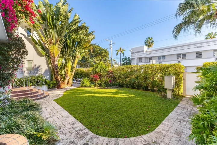 Lovely tropical private entry to your new home