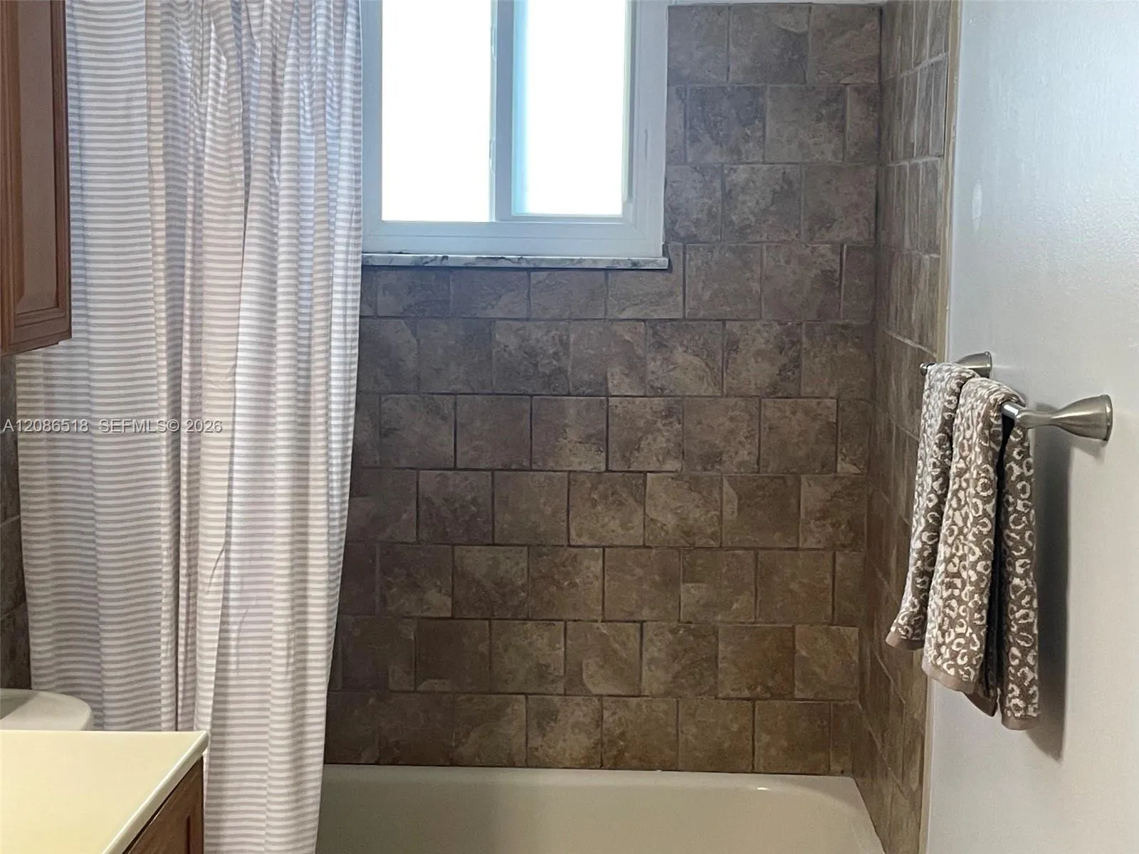 GUEST TUB & SHOWER COMBO