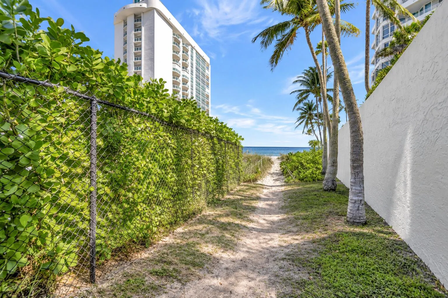 Path to deed beach access