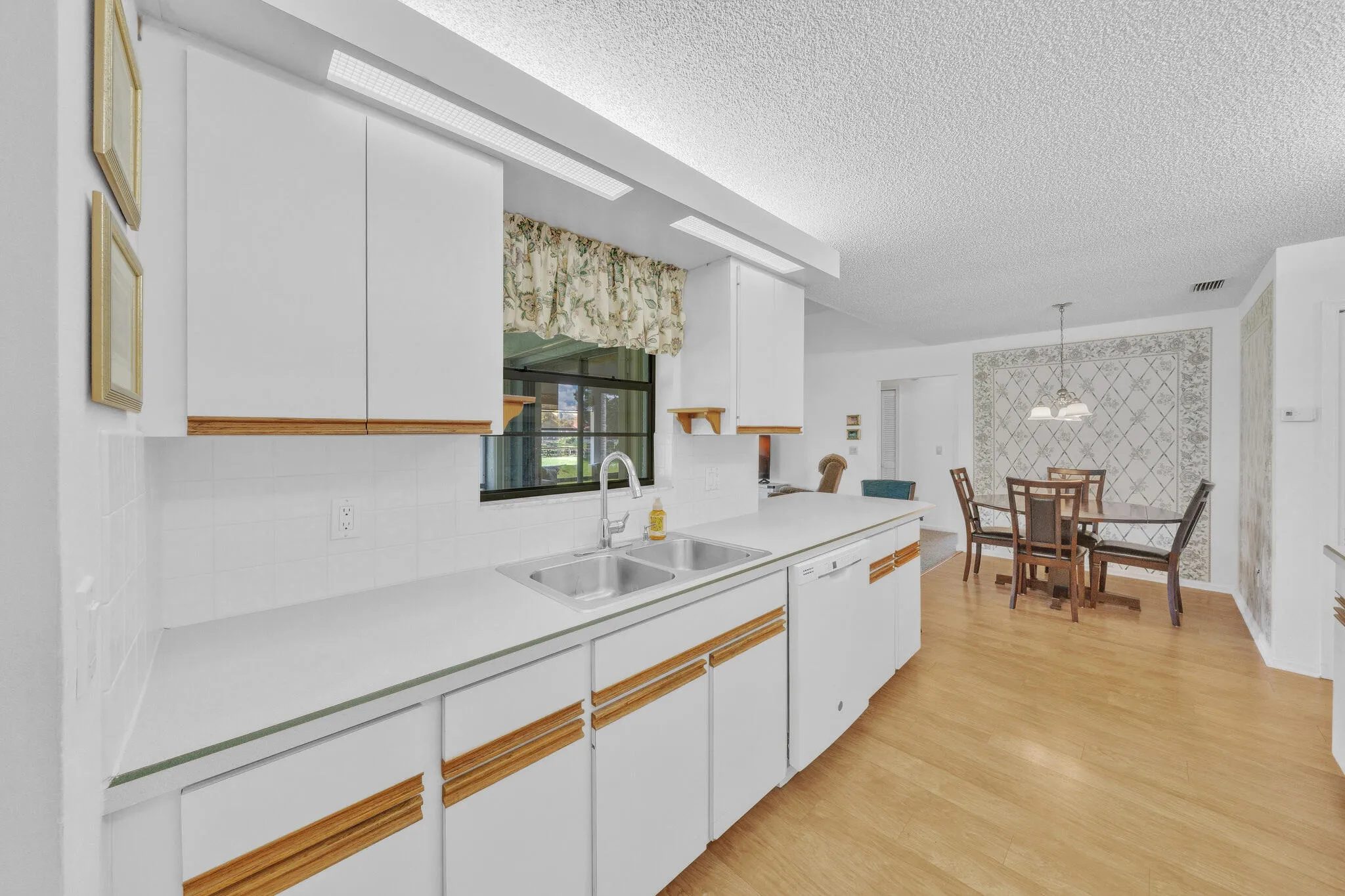 19 Kitchen (2)