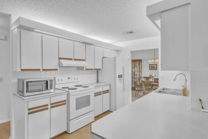 19 Kitchen (1)