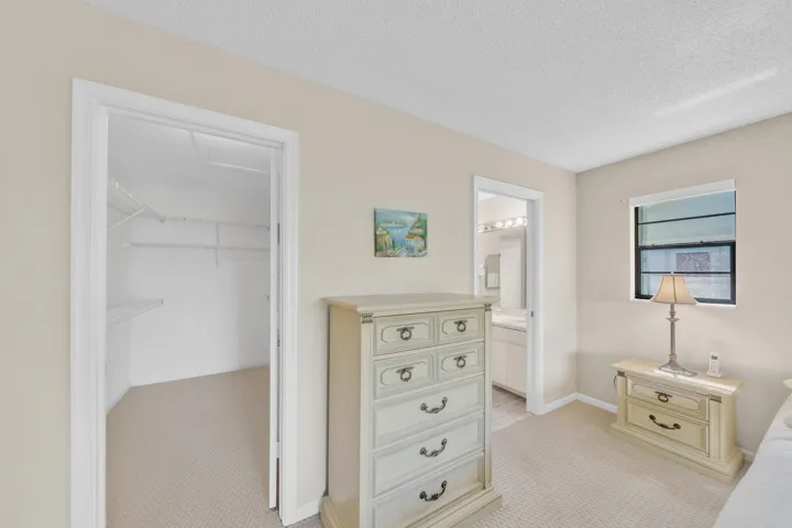 8 Primary Bedroom (03)