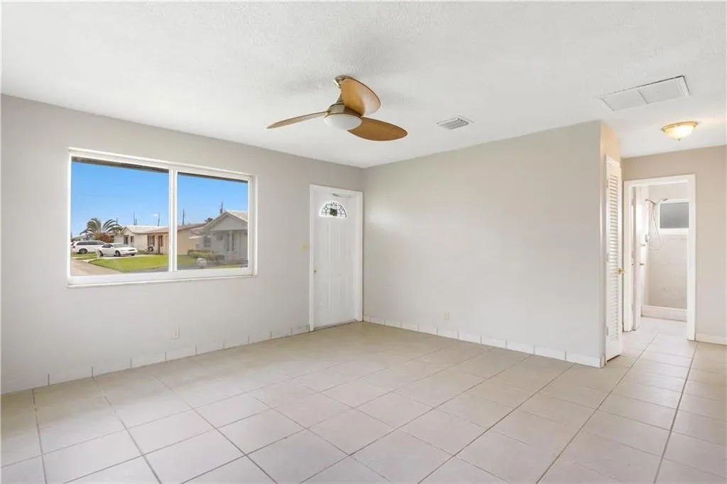 5207 Living Rm Bath