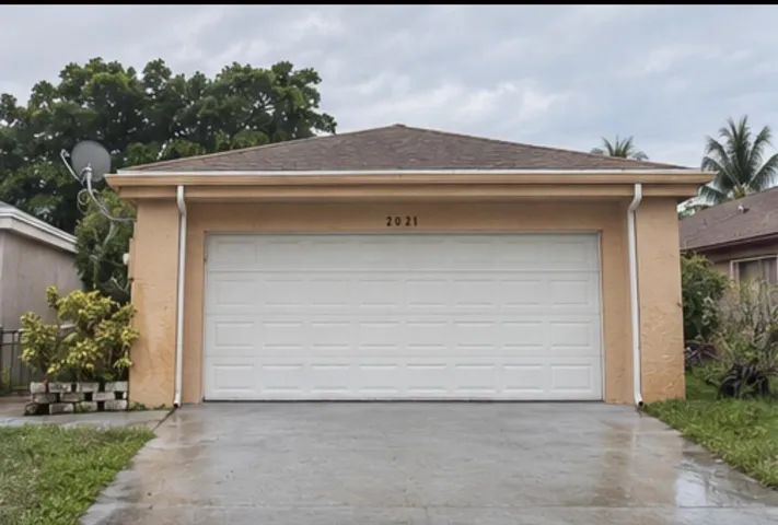 Digitally decluttered to remove personal items; property features unchanged.