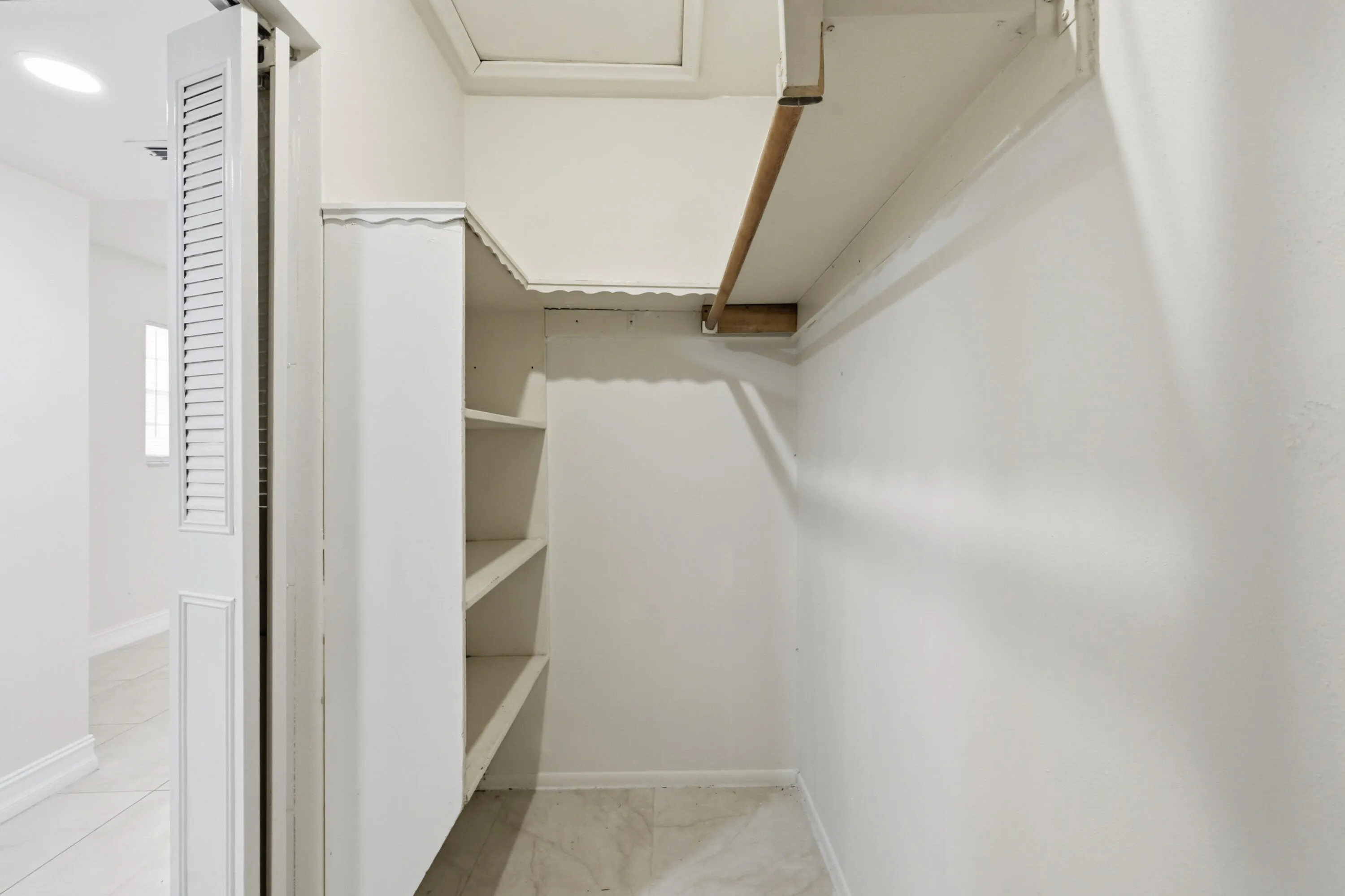 30_walk-in closet