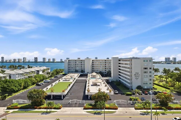 Condominium​​‌​​​​‌​​‌‌​‌‌​​​‌‌​‌​‌​‌​​​‌​​ Entrance