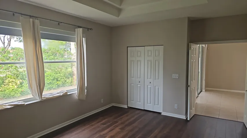 1000406529