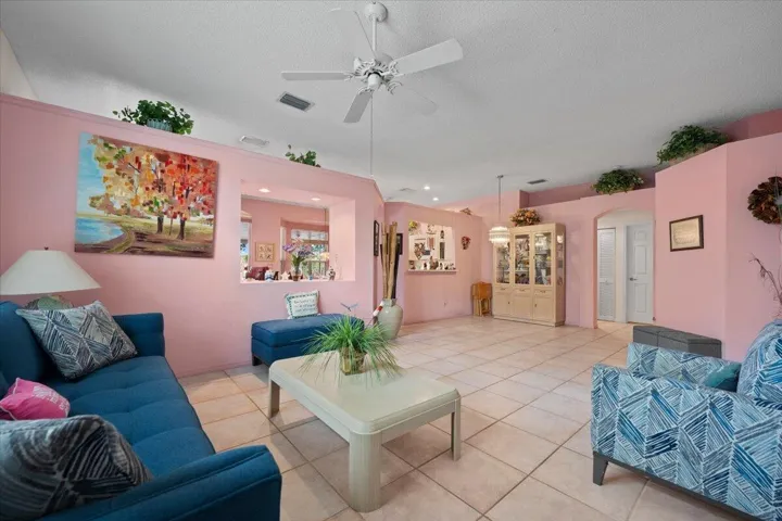 Living Room / Dinning