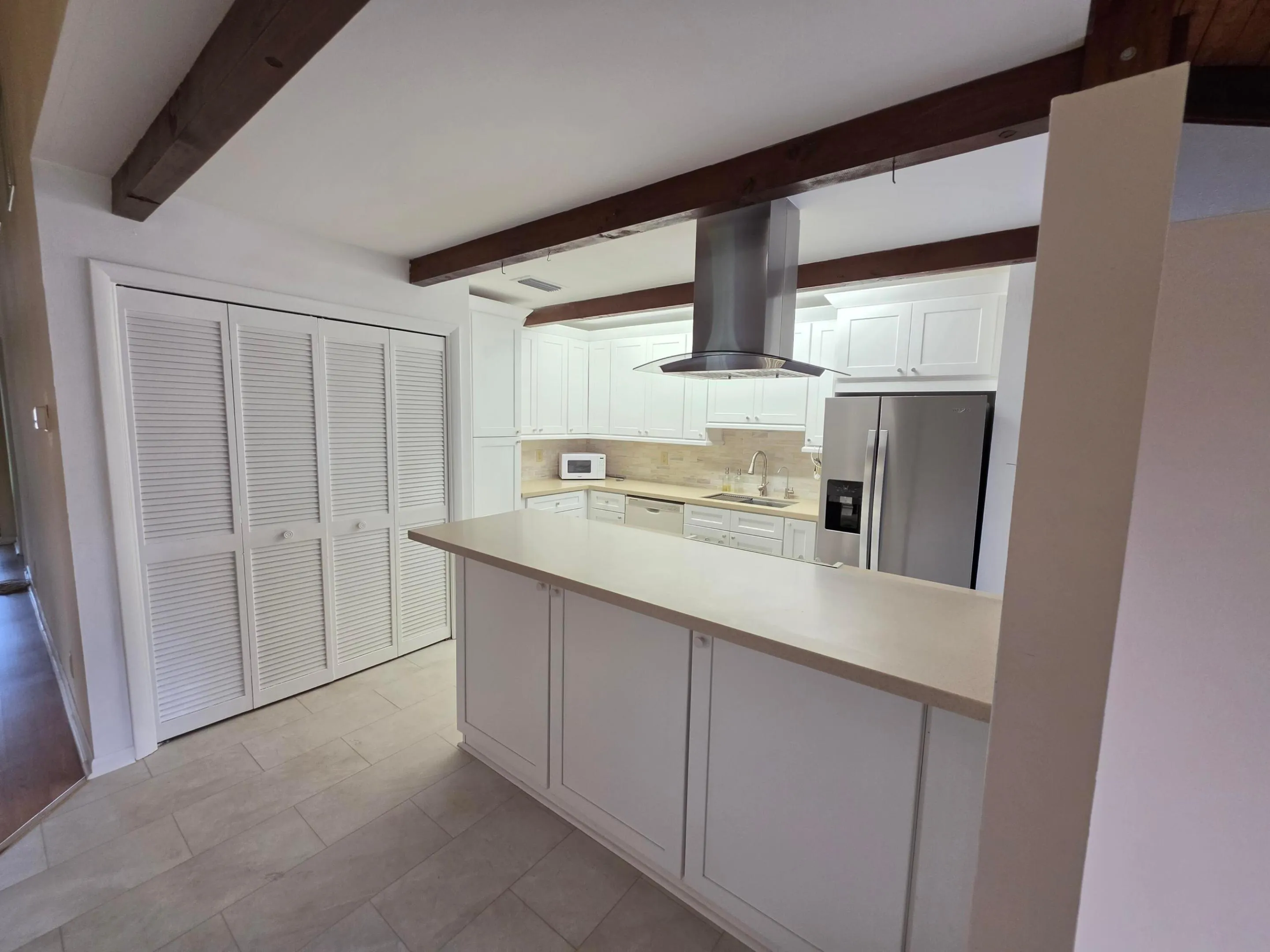 ADDITONAL VIEW OF THE KITCHEN FROM THE MAIN ENTRANCE.