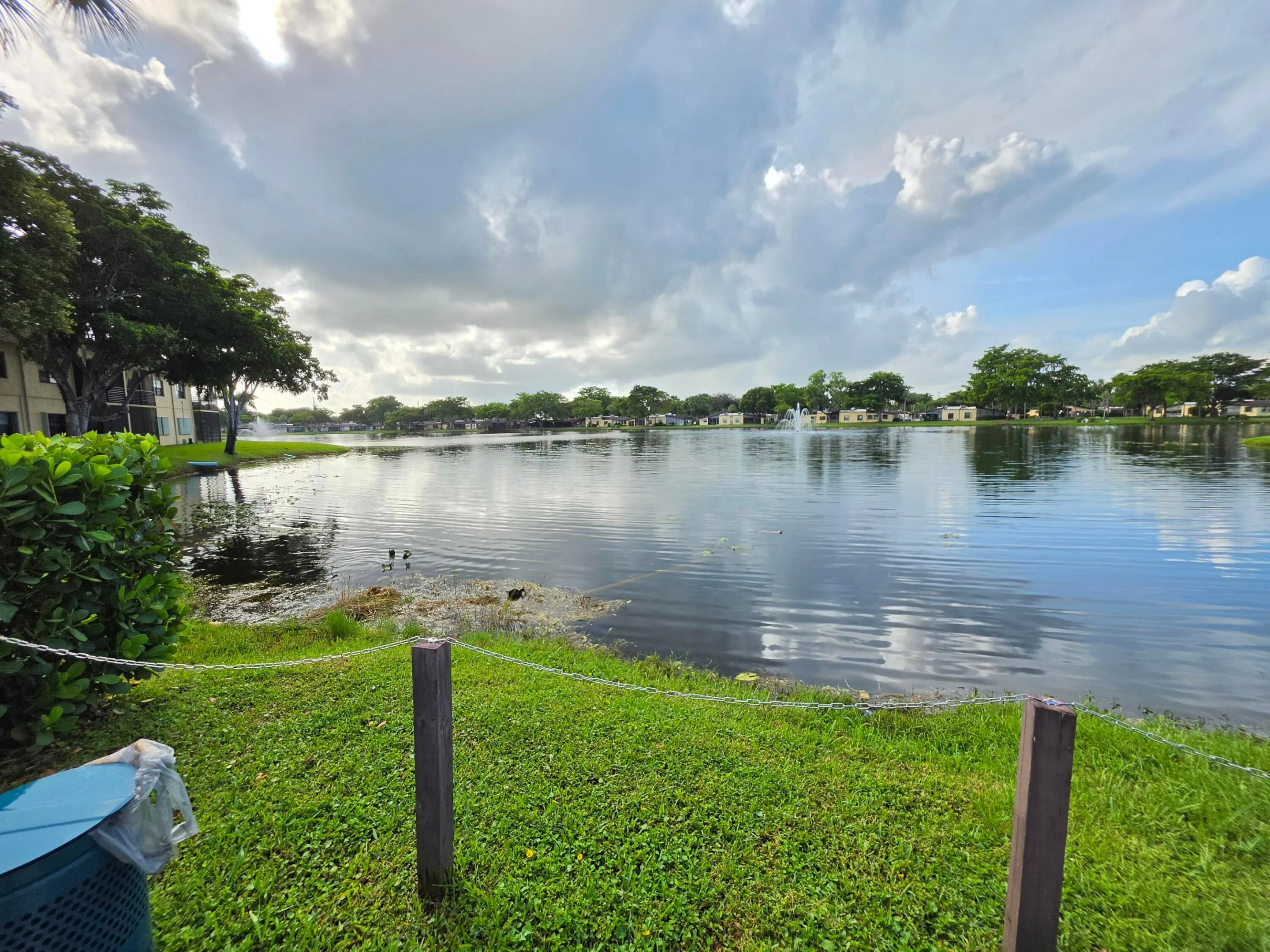 CARRIAGE HILLS OFFERS SERENE LAKEVIEWS THROUGHOUT THE COMMUNITY. THE PERFECT WAY TO ENJOY AN EVENING STROLL OR SUMMER PICNIC.