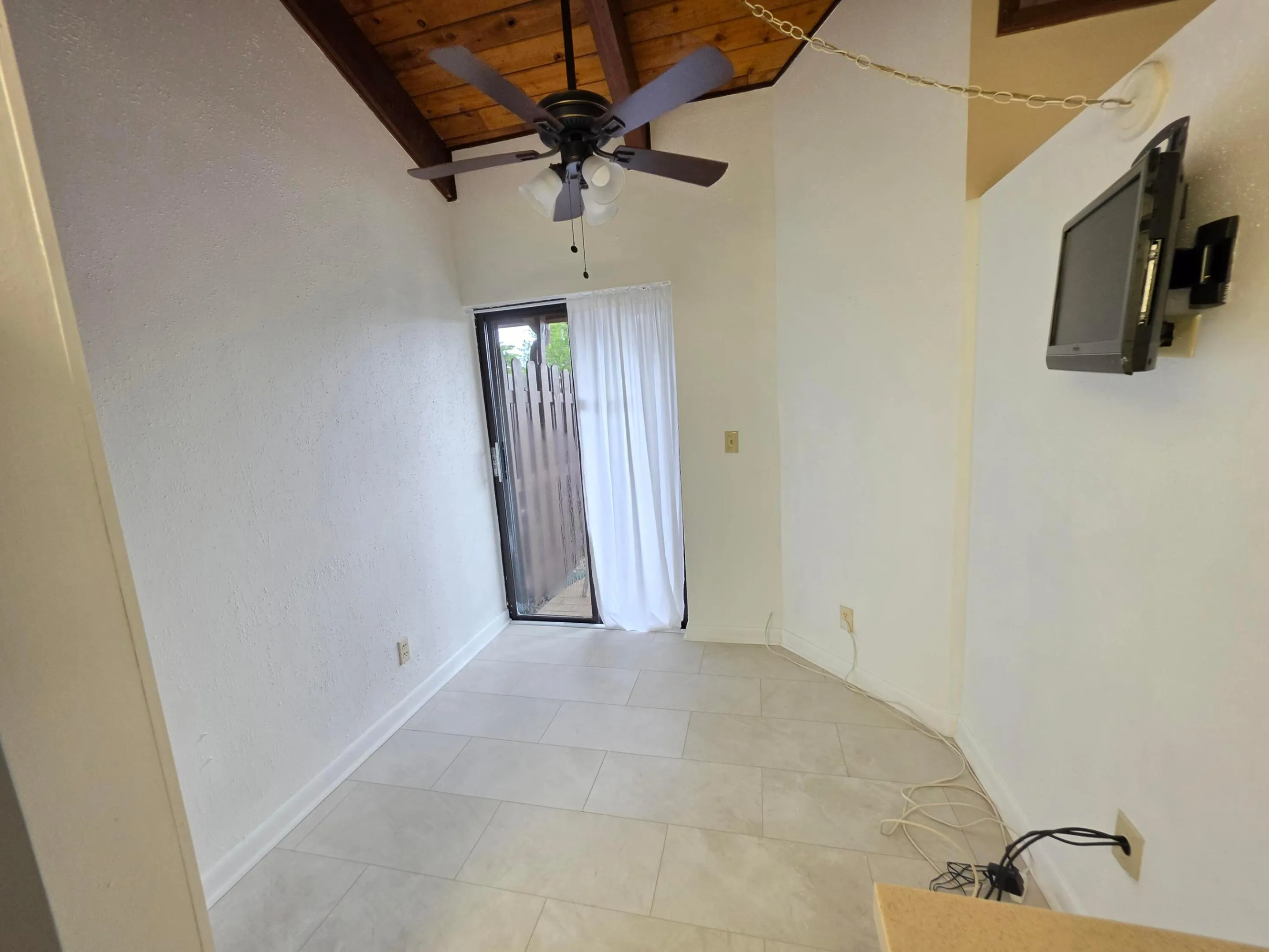 THE BREAKFAST NOOK FEATURE ENJOYS DIRECT ACCESS TO THE KITCHEN AND A SLIDER DOOR TO THE FRONT COURTYARD. THE PERFECT SPOT FOR CASUAL MEALS.
