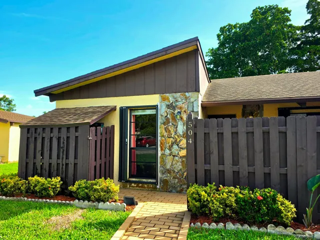 WELCOME HOME TO THIS WELL APPOINTED VILLA IN CARRIAGE HILLS.