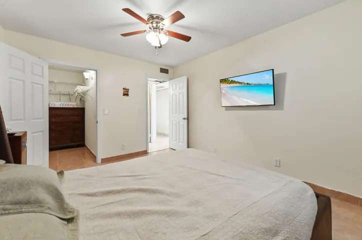 14 Bedroom 013