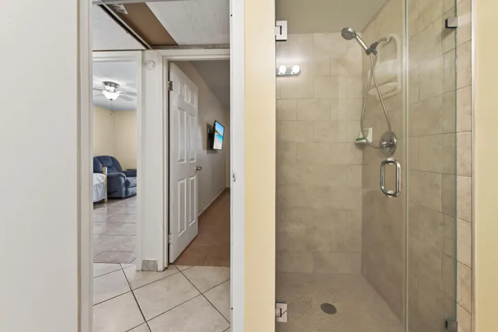 16 Bathroom 02