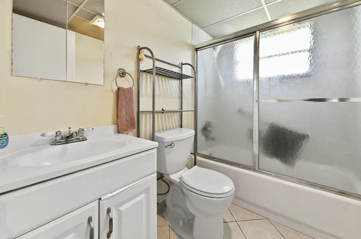 17 Bathroom 013