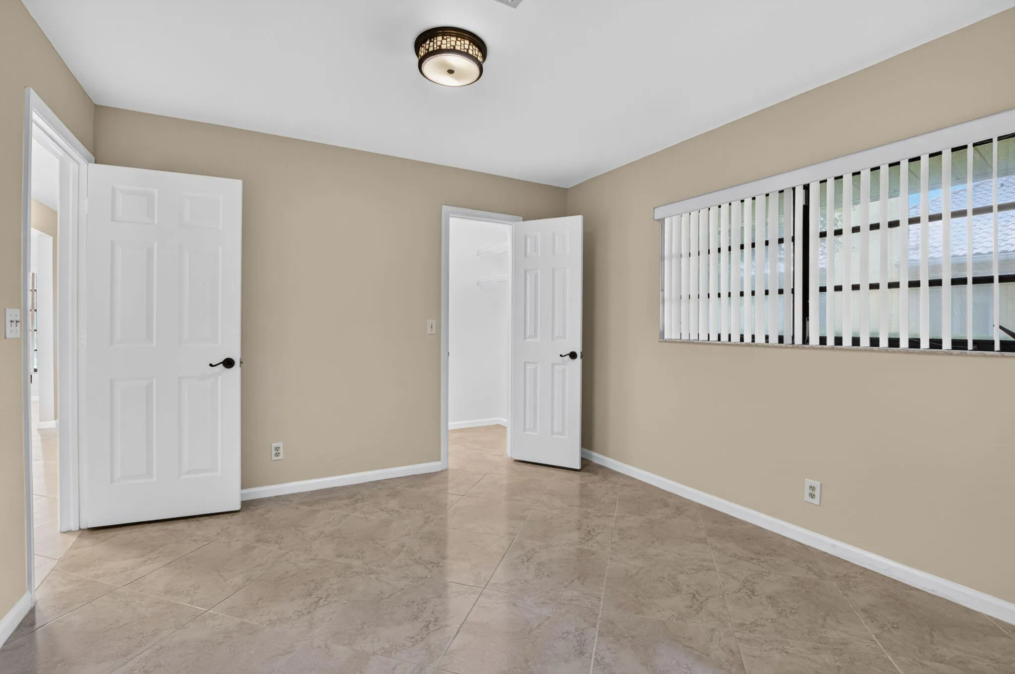 Walk-in Closet 4 x 5