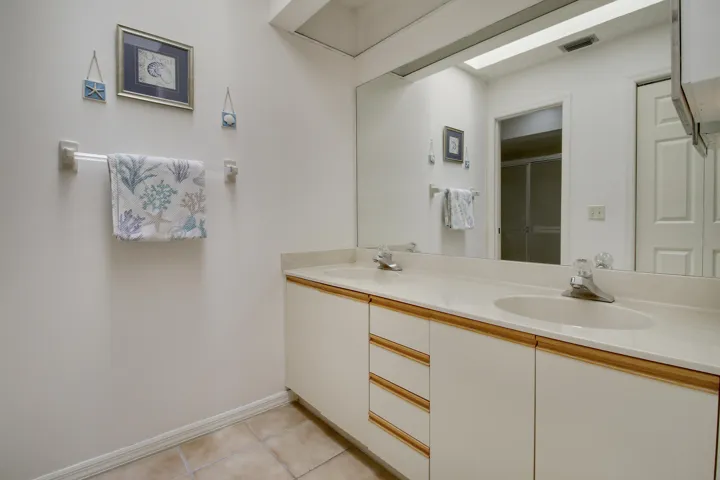 Primary Bathroom en suite