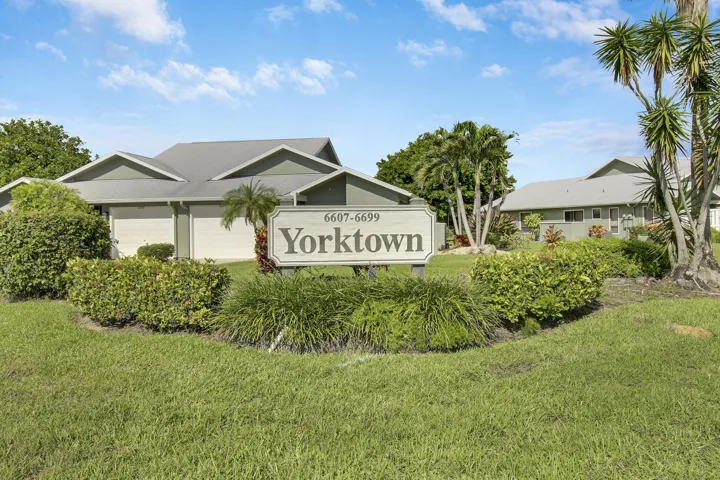 Yorktown Sign Entrance