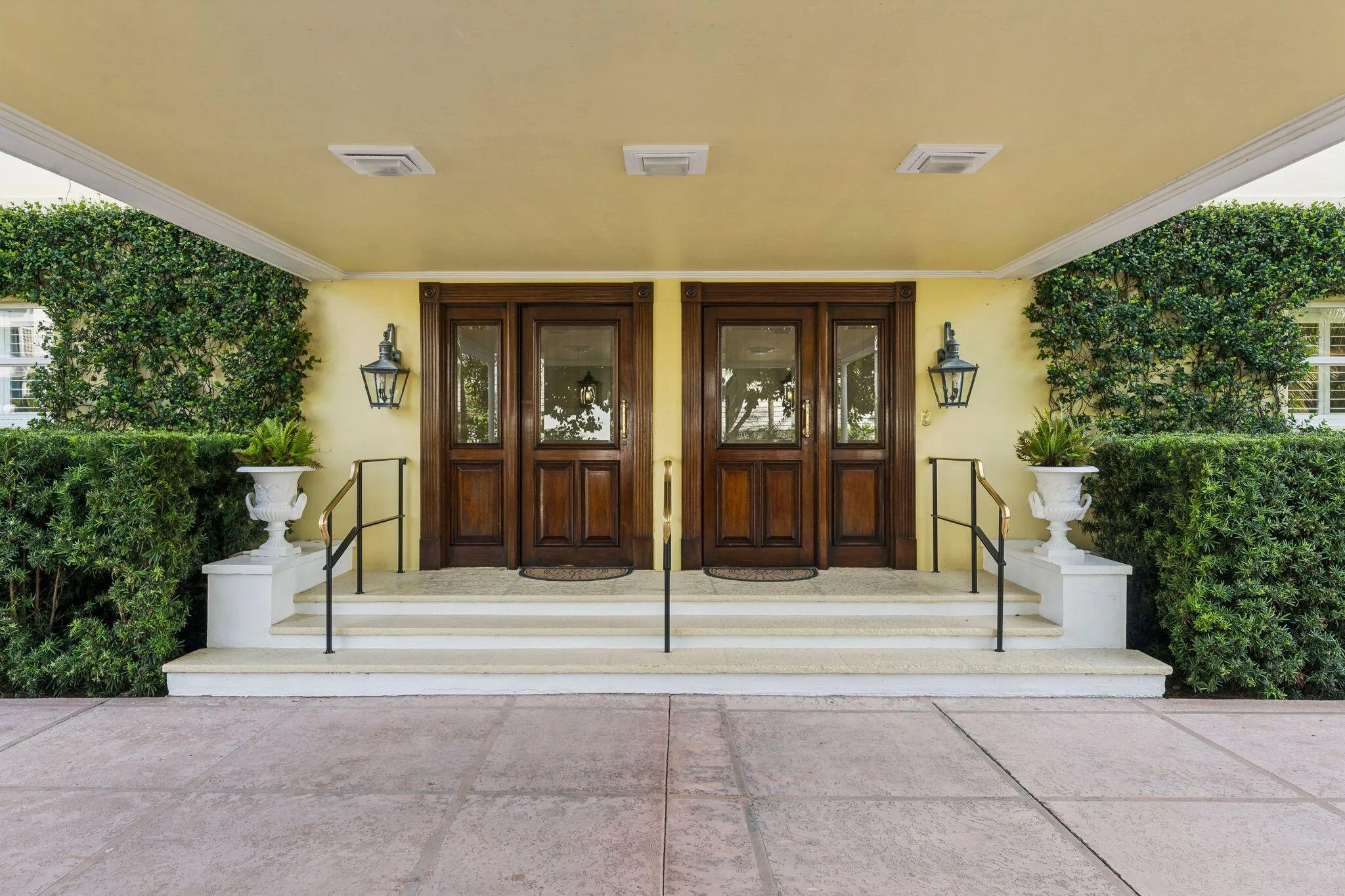 Peruvian Ave entrance