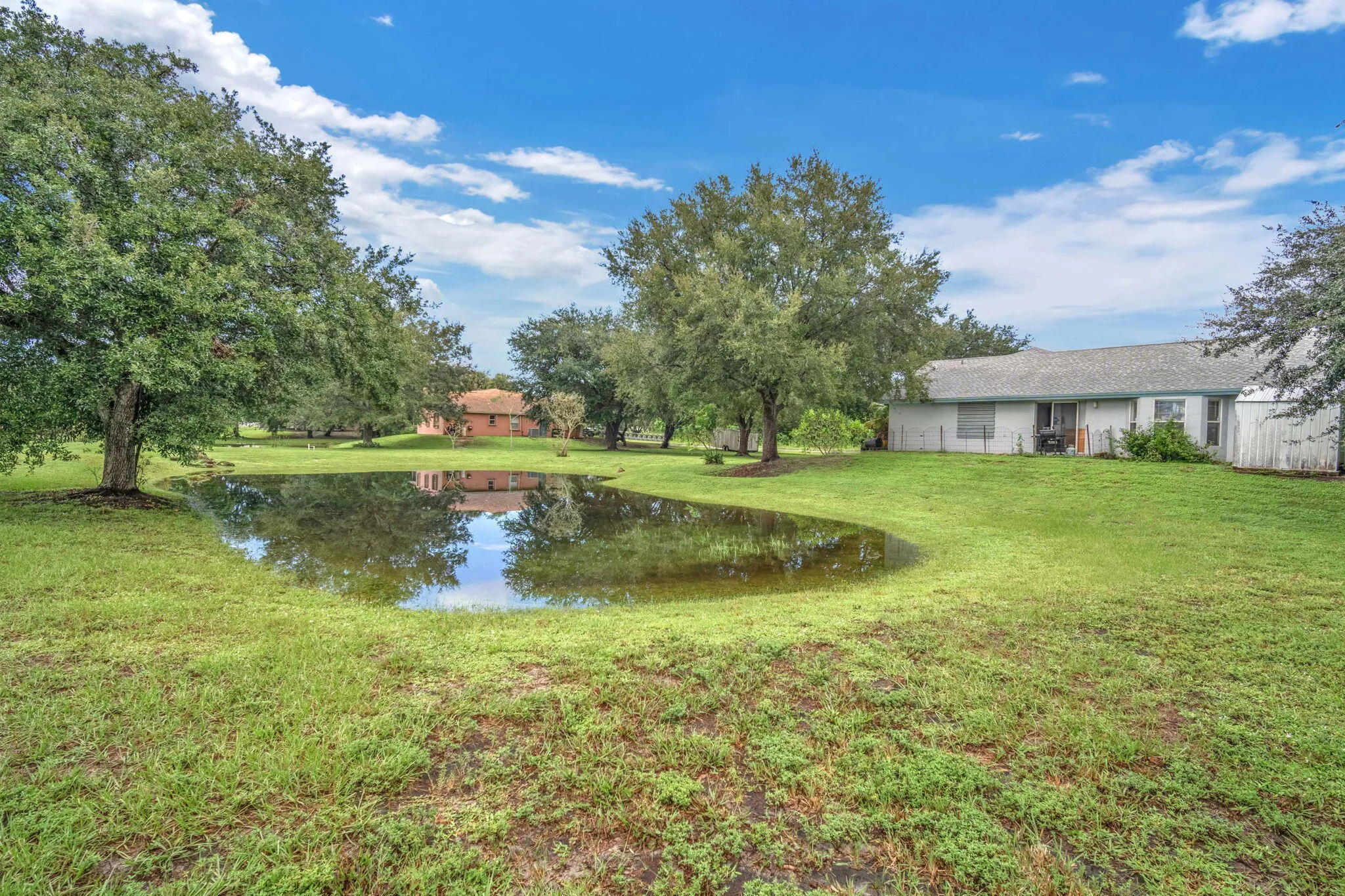 Huge backyard with your own lake!
