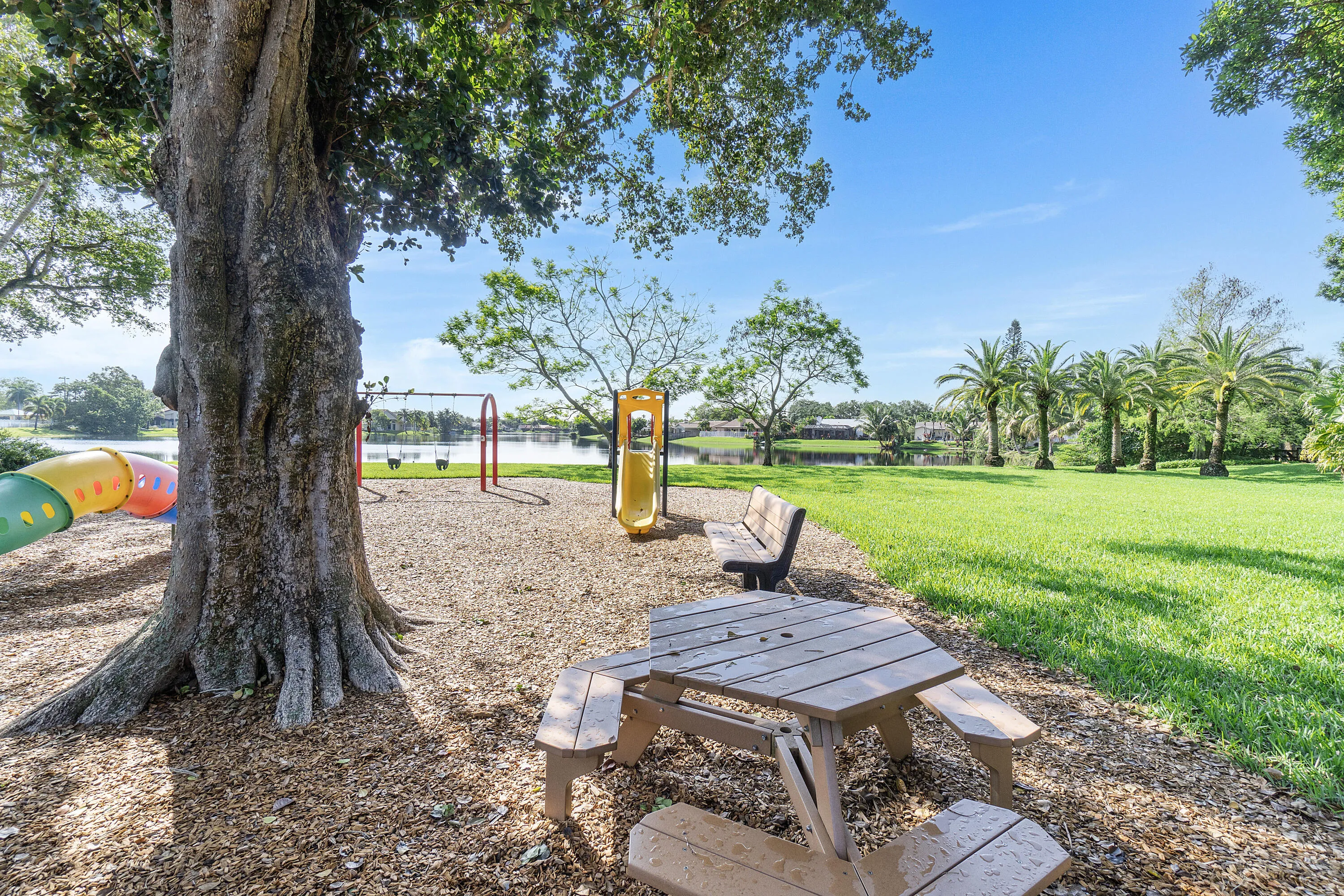 2596 Lakeview Court_003