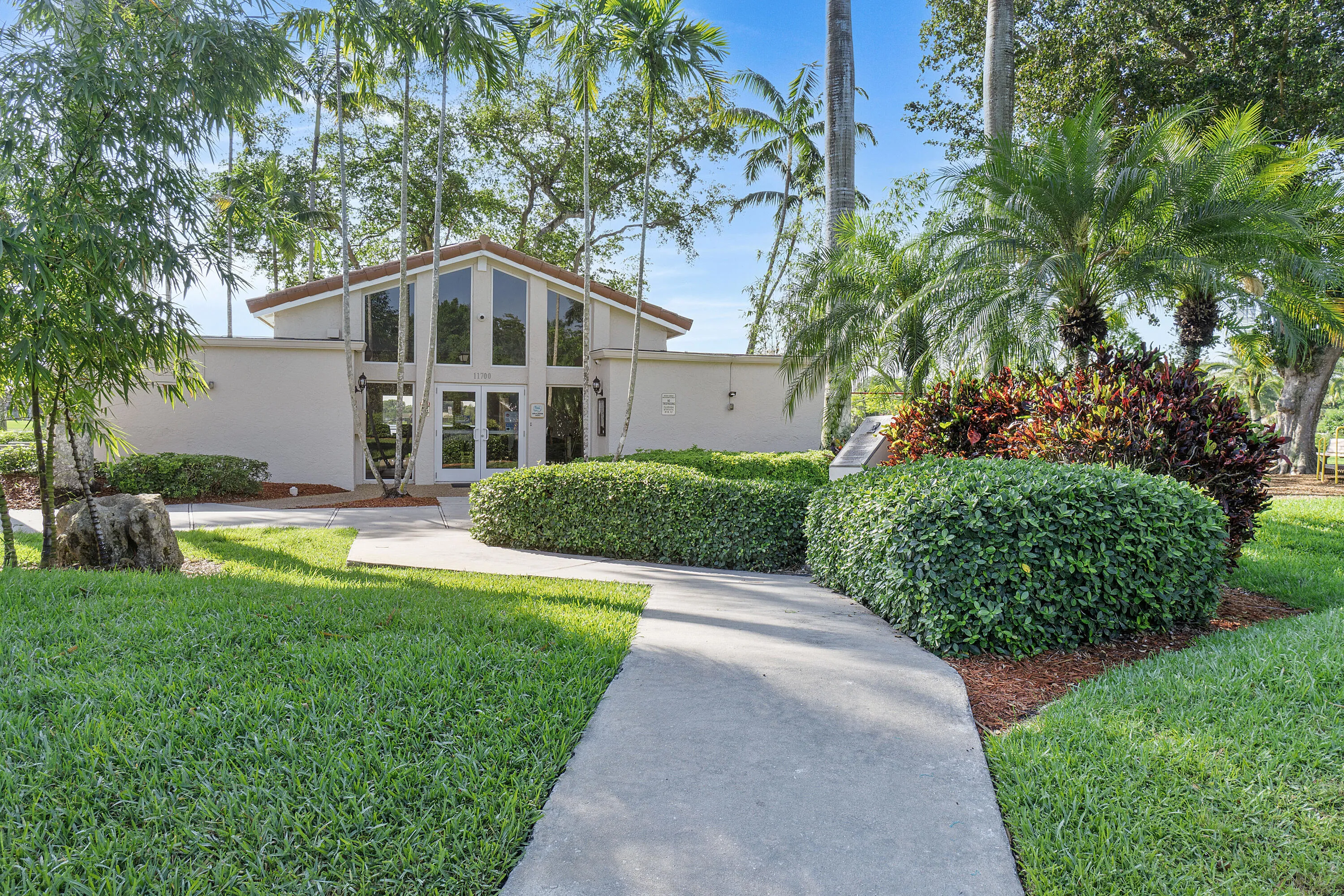 2596 Lakeview Court_001