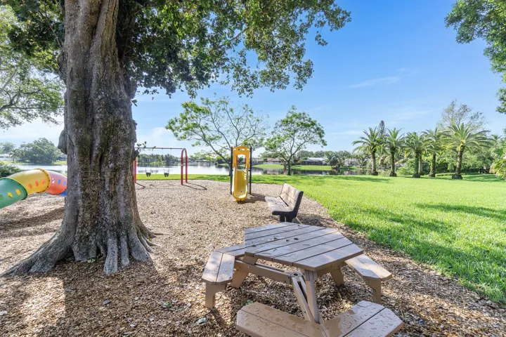 2596 Lakeview Court_003