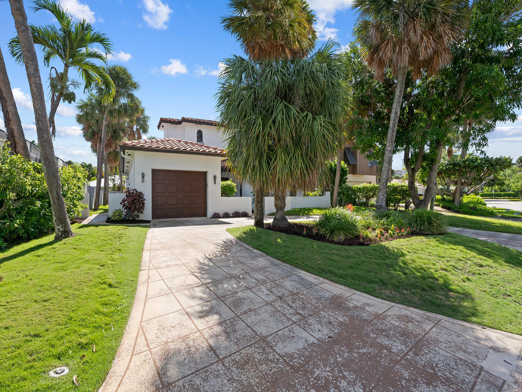Tropical curb appeal. Circular driveway.