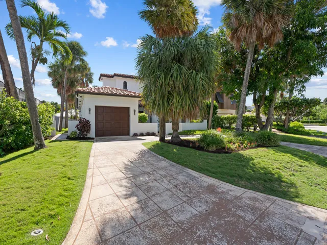 Tropical curb appeal. Circular driveway.