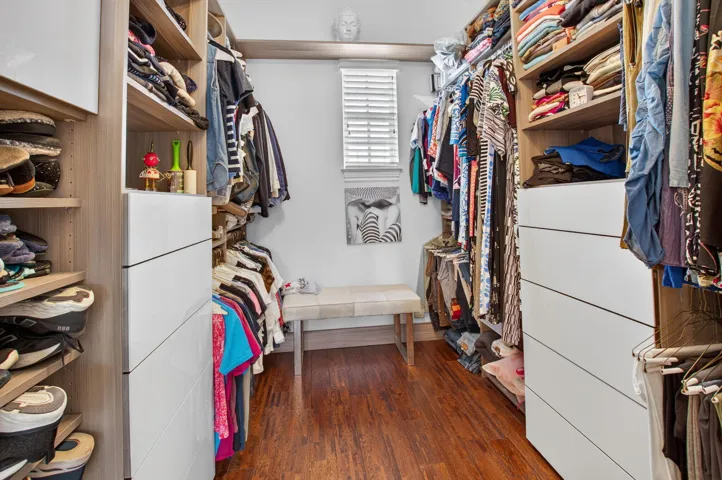 CUSTOM & LOTS OF STORAGE