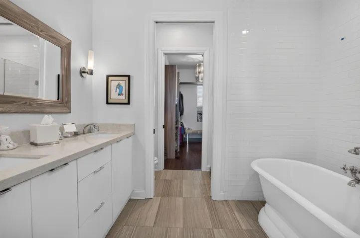 LARGE SOAKING TUB