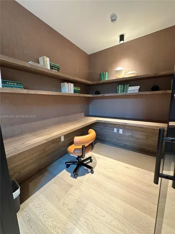 Private Call/work Suite
