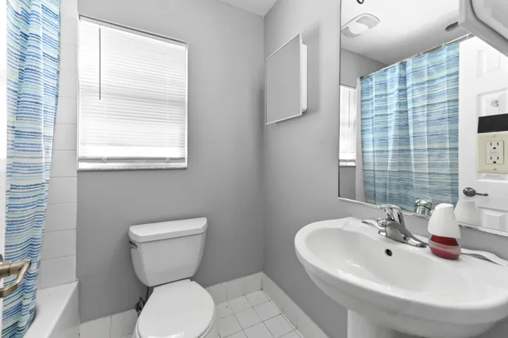 13 bathroom 01