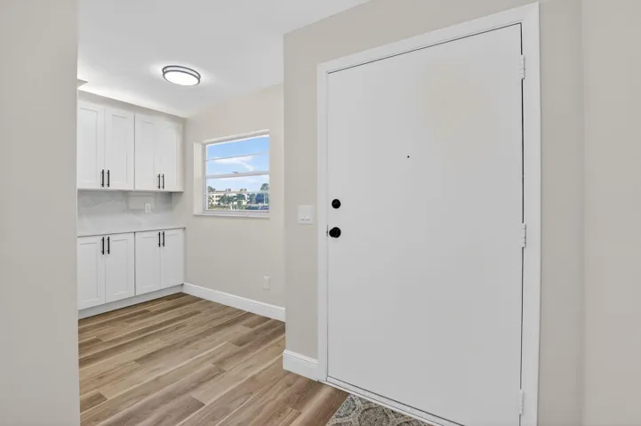 Front door /kitchen
