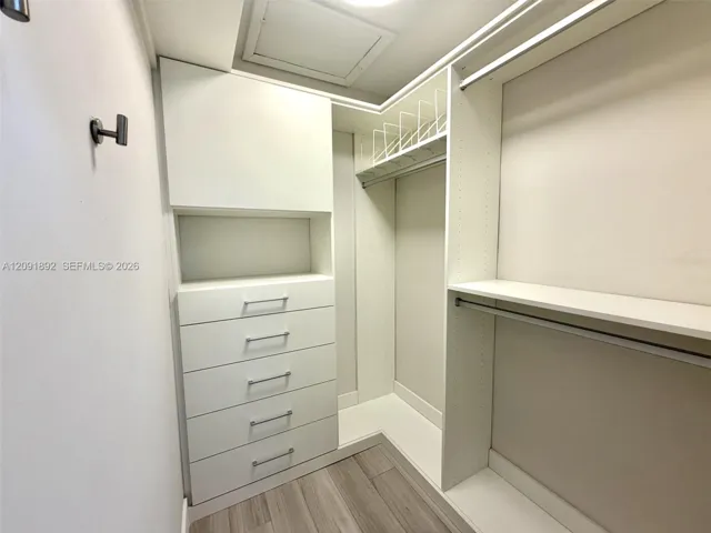 MASTER WALKING CLOSET