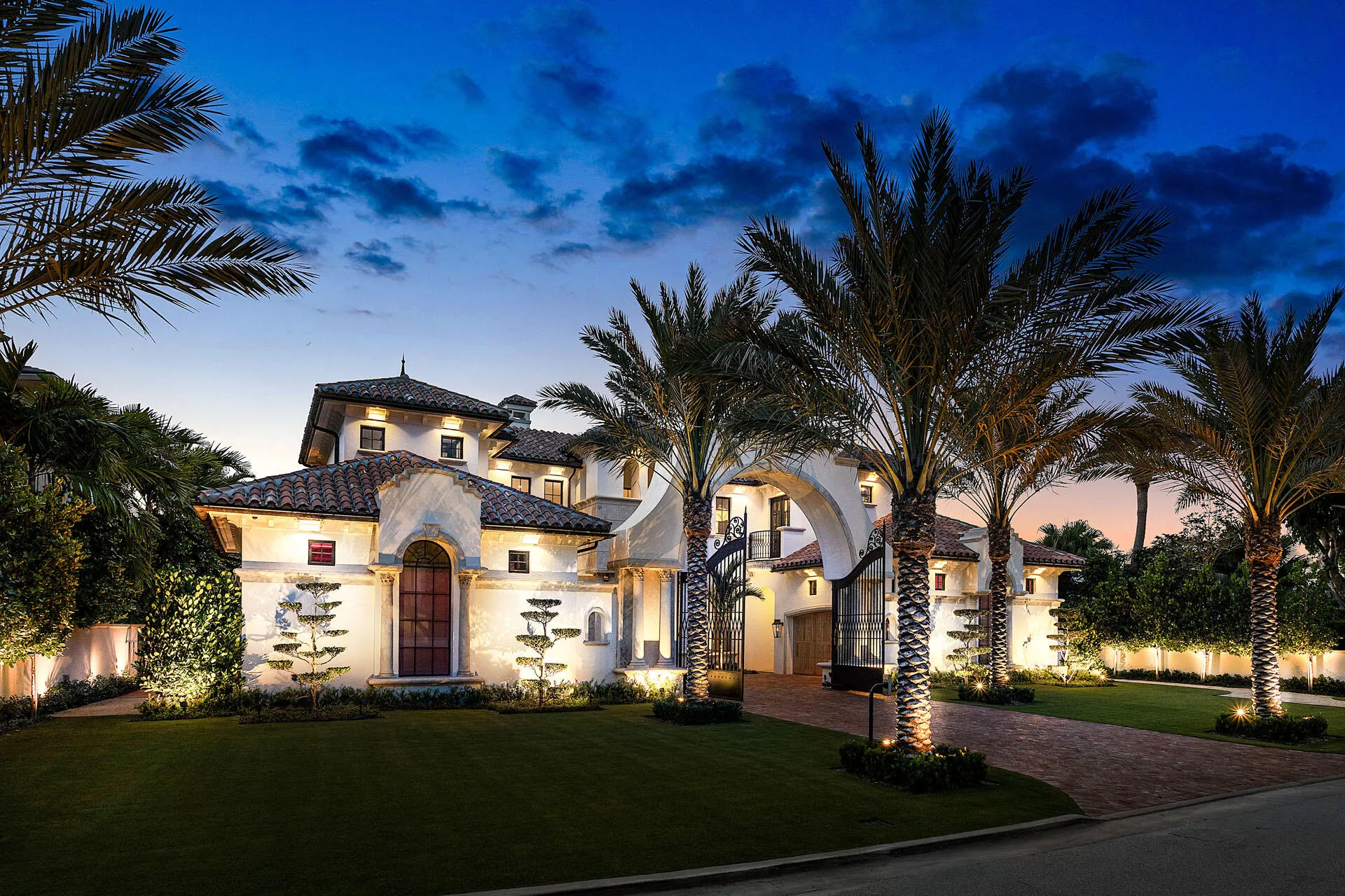 2055_Royal_Palm_Way_Dusk_01