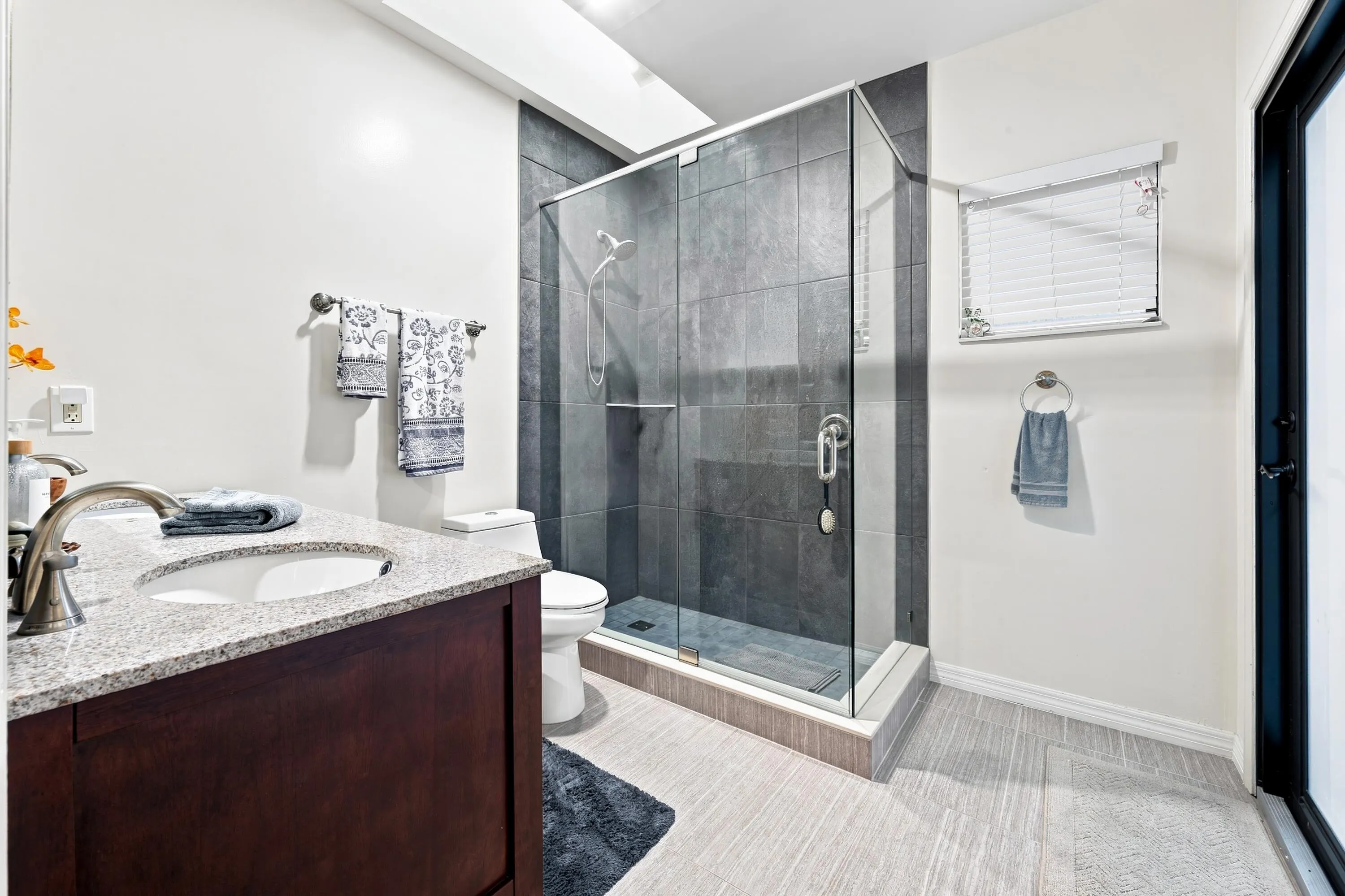 2nd Guest / Cabana bathroom