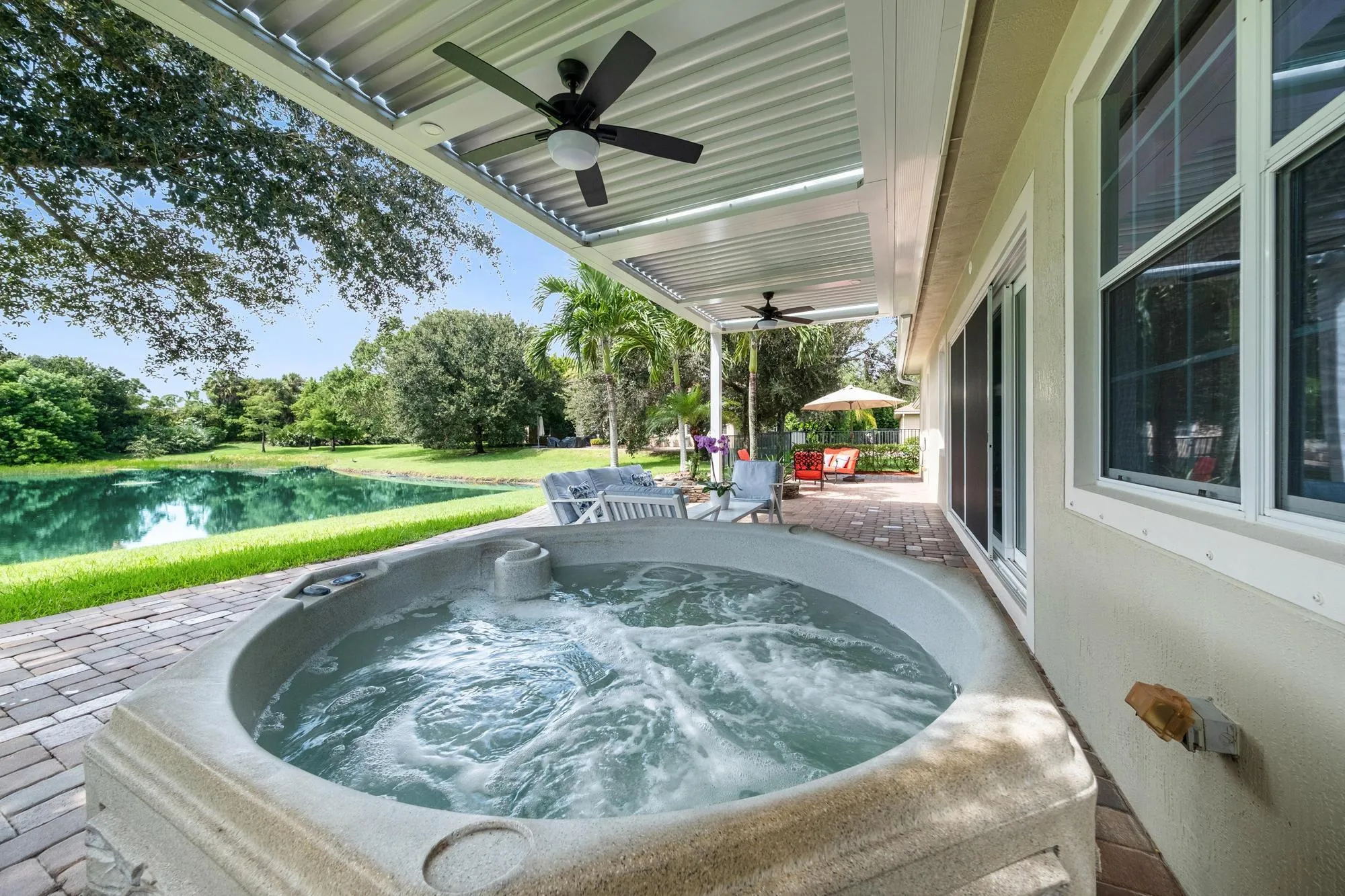 Jacuzzi (110 Voltage) overlooking the Lake and Sunsets