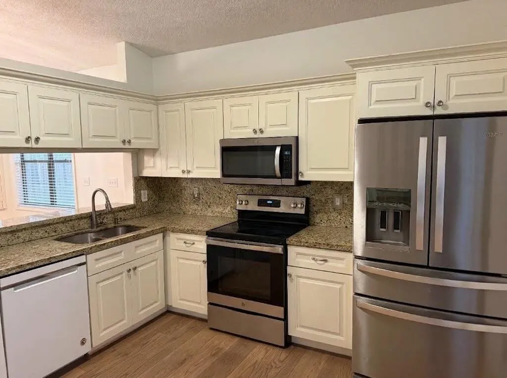 Kitchen w new AI floor