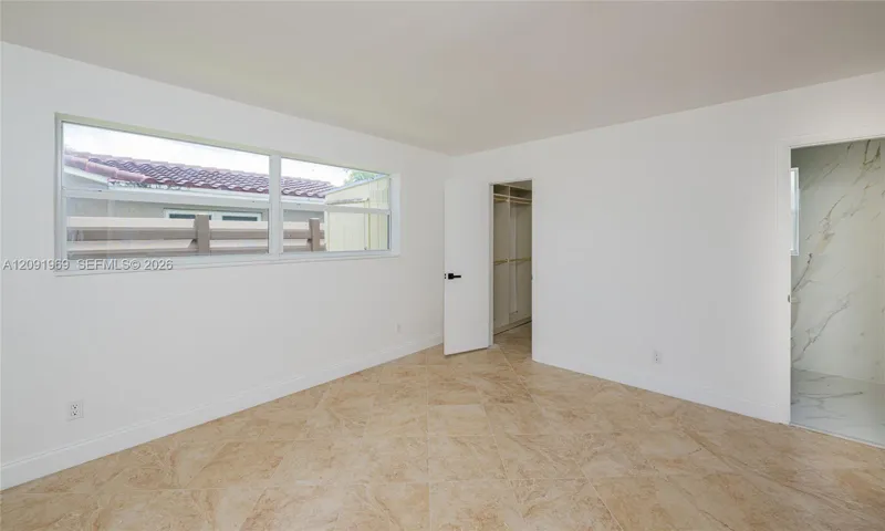 Master Bedroom/w Walking Closet & Master Bathroom