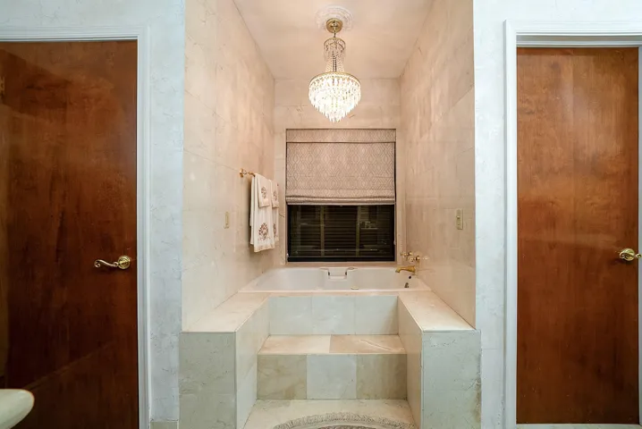 Primary suite bath w/ jacuzzi tub