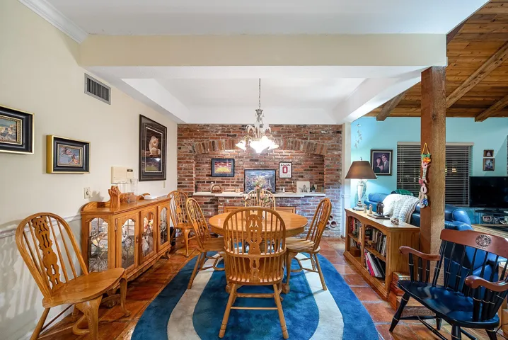 Breakfast area w/ built in cooktop, grill and sink