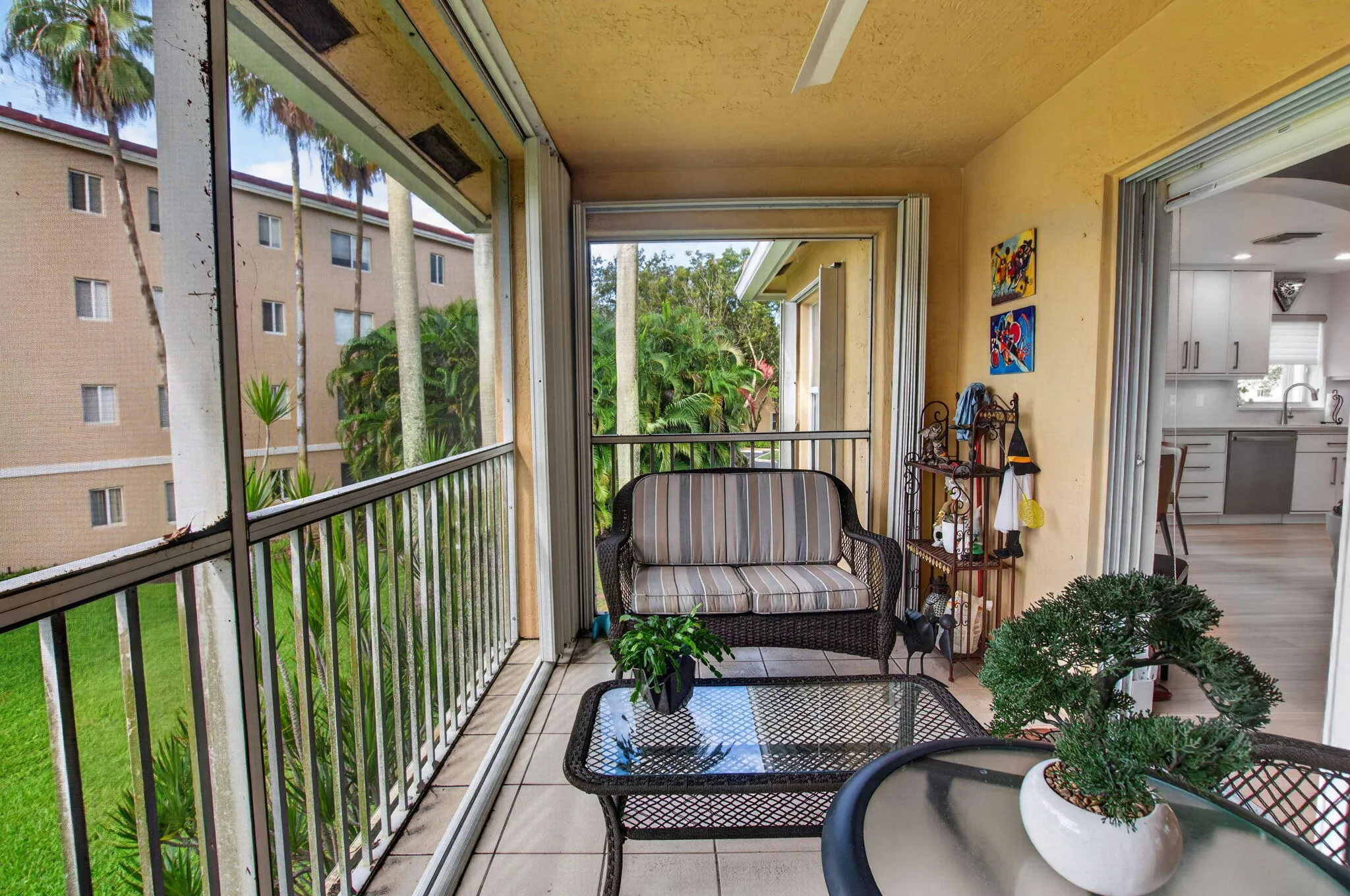 SCREENED-IN LANAI