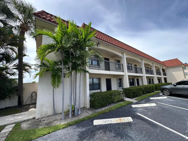 One of three buildings, on a cul-de-sac, that make up this community, next to Florida Free Divers on Northlake Blvd.
