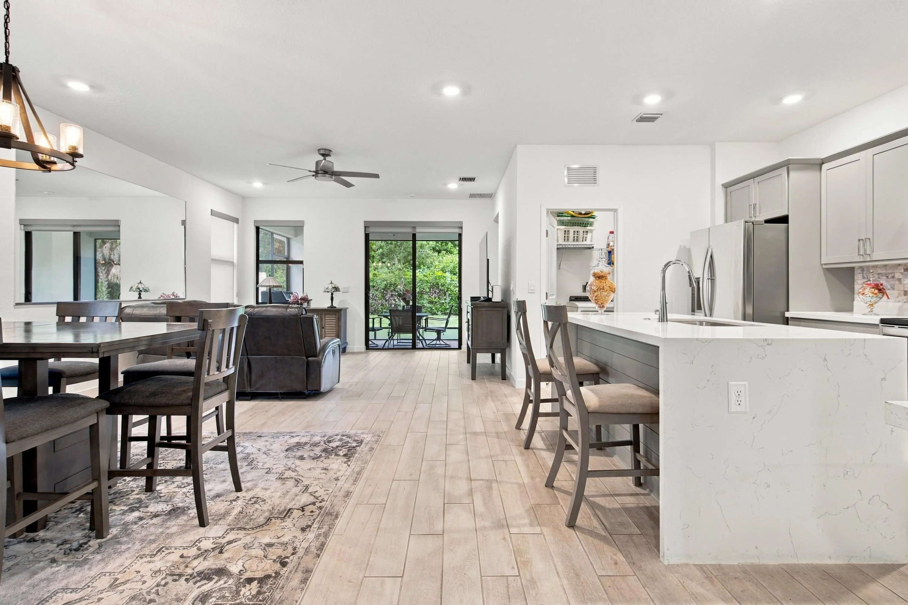 Open Floor concept Kitchen, Dining & Livingroom