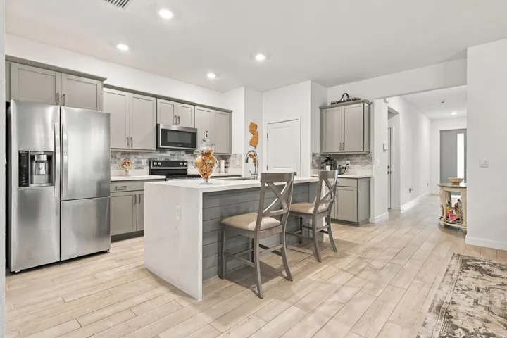 Kitchen with breakfast bar
